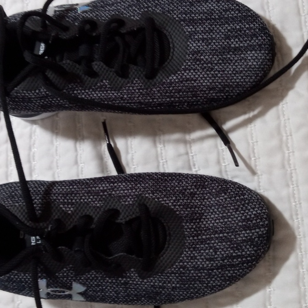 Under armour women's tennis shoes size 7.5 black
